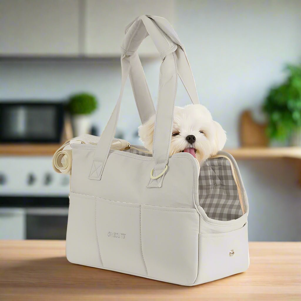 petit chien blanc dans sac de transport pour chien