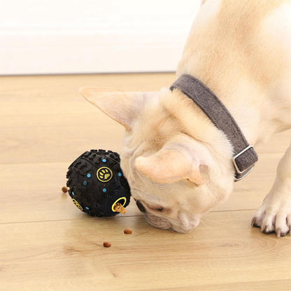 Bouledogue_francais_creme_reniflant_un_jouet_indestructible_pour_chien_sur_plancher_clair