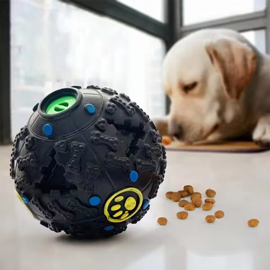 Golden_retriever_sur_plancher_jouant_avec_un_jouet_indestructible_pour_chien_rempli_de_croquettes
