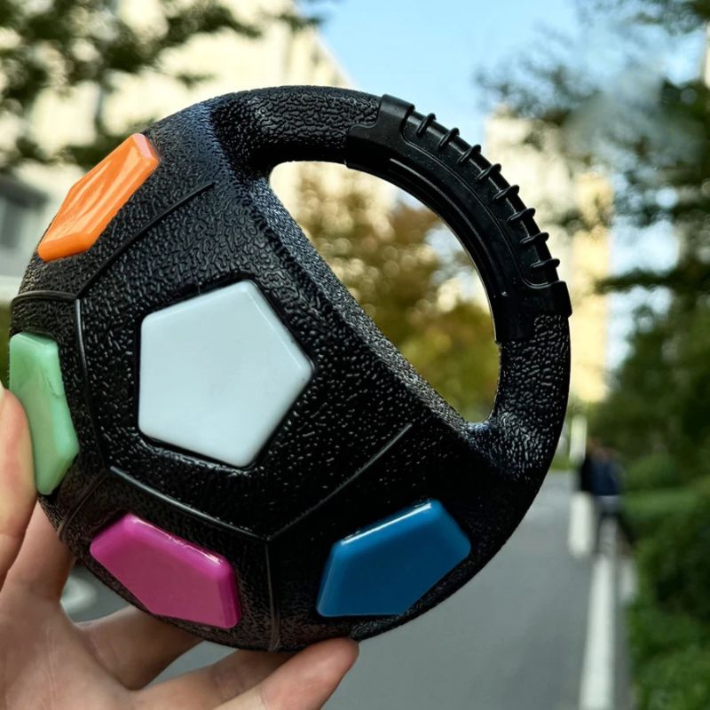 Jouet pour chien interactif noir avec poignées et boutons colorés, idéal pour les jeux de lancer et de mastication