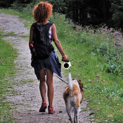 Chien et sa propriétaire en promenade avec leur laisse pour chien rétractable avec système de verrouillage sécurisé