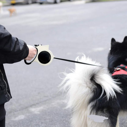 Husky en promenade avec sa laisse pour chien rétractable offrant une prise confortable