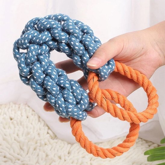 jouet pour chien en corde bleu et orange dans une main