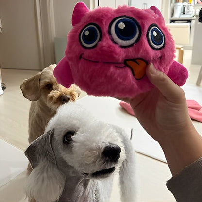 deux chien qui attendent leur jouet pour chien monstre rose