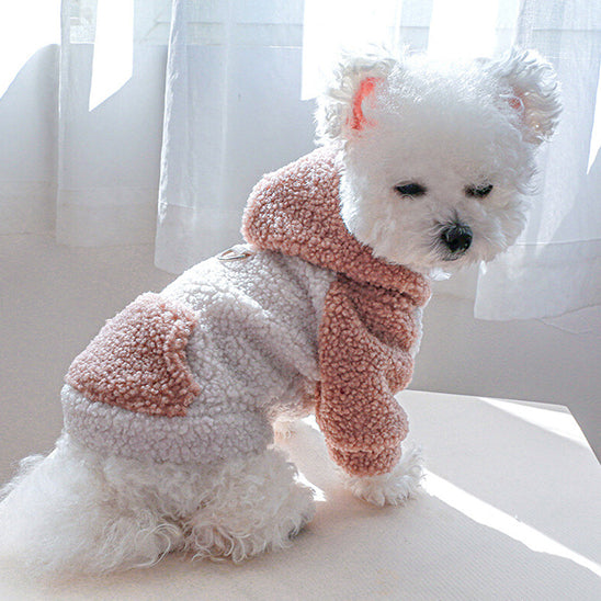 Chien blanc portant un pull pour chien rose et blanc en laine pelucheuse