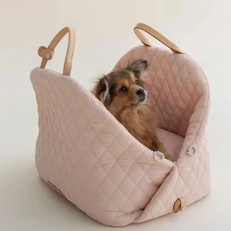 petit chien roux coucher dans son sac a dos pour chien