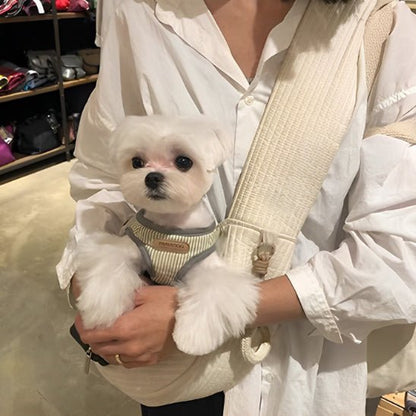 petit chien blanc avec son maitre dans un magasin installé dans son sac de transport chien