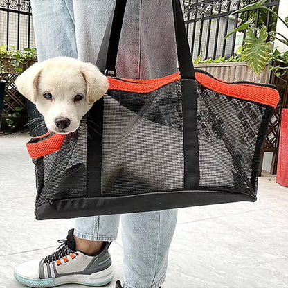 chiot blanc dans son sac de transport pour chien