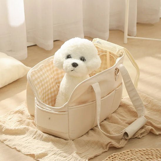 peluche-blanche-dans-sac-de-transport-pour-chien