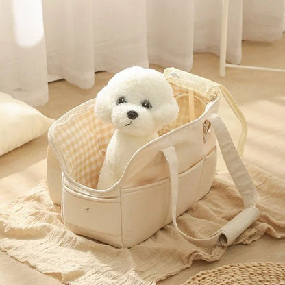 peluche-blanche-dans-sac-de-transport-pour-chien