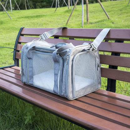 sac de transport pour chien gris sur un banc dans un parc