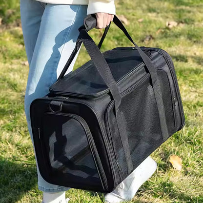 sac de transport pour chien noir dans la main du maitre