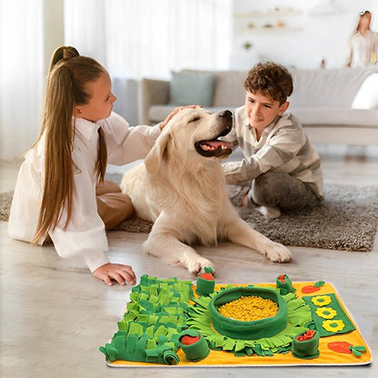 deux enfants avec leur golden retriever et son tapis de fouille chien dans leur salon