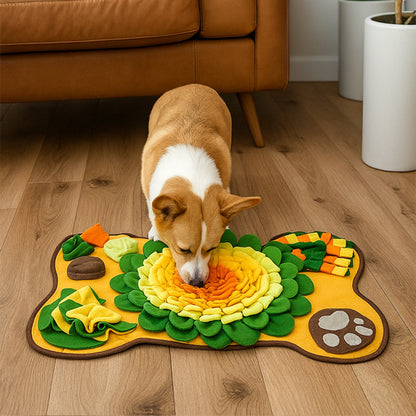 Corgi s’amusant avec un tapis de fouille chien jaune et vert en forme d’os