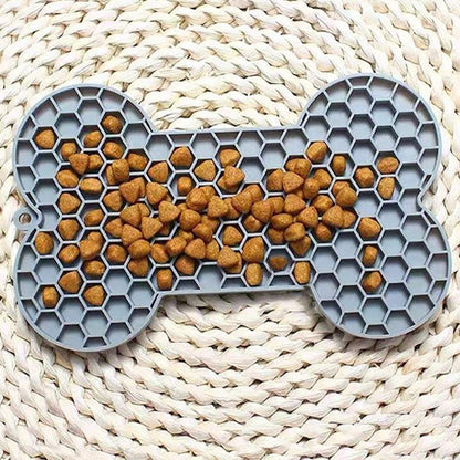 Tapis de léchage chien gris en forme d’os avec croquettes réparties dans les alvéoles